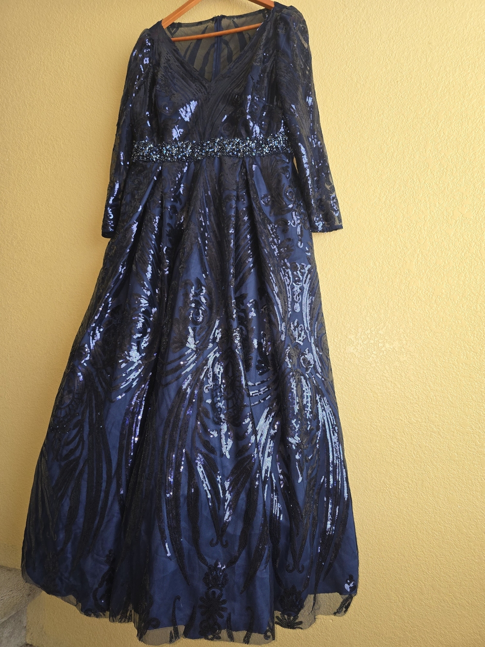 Mac Duggal Navy Beaded Sequin Long Sleeve Gown Size 14 - Picture 2 of 8